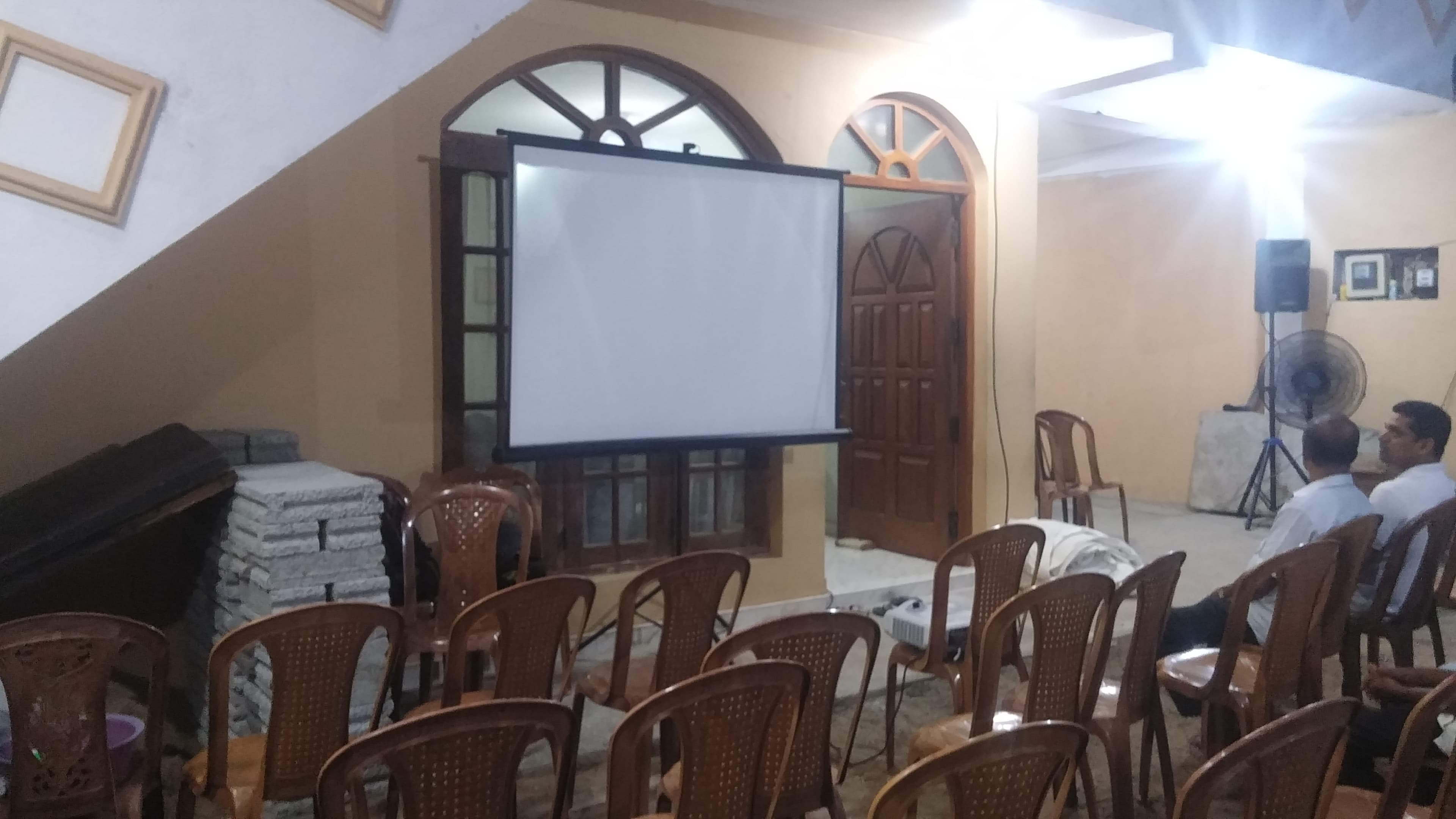 Tripod 6 x 6 Feet 1:1 Projector Screen in action 1