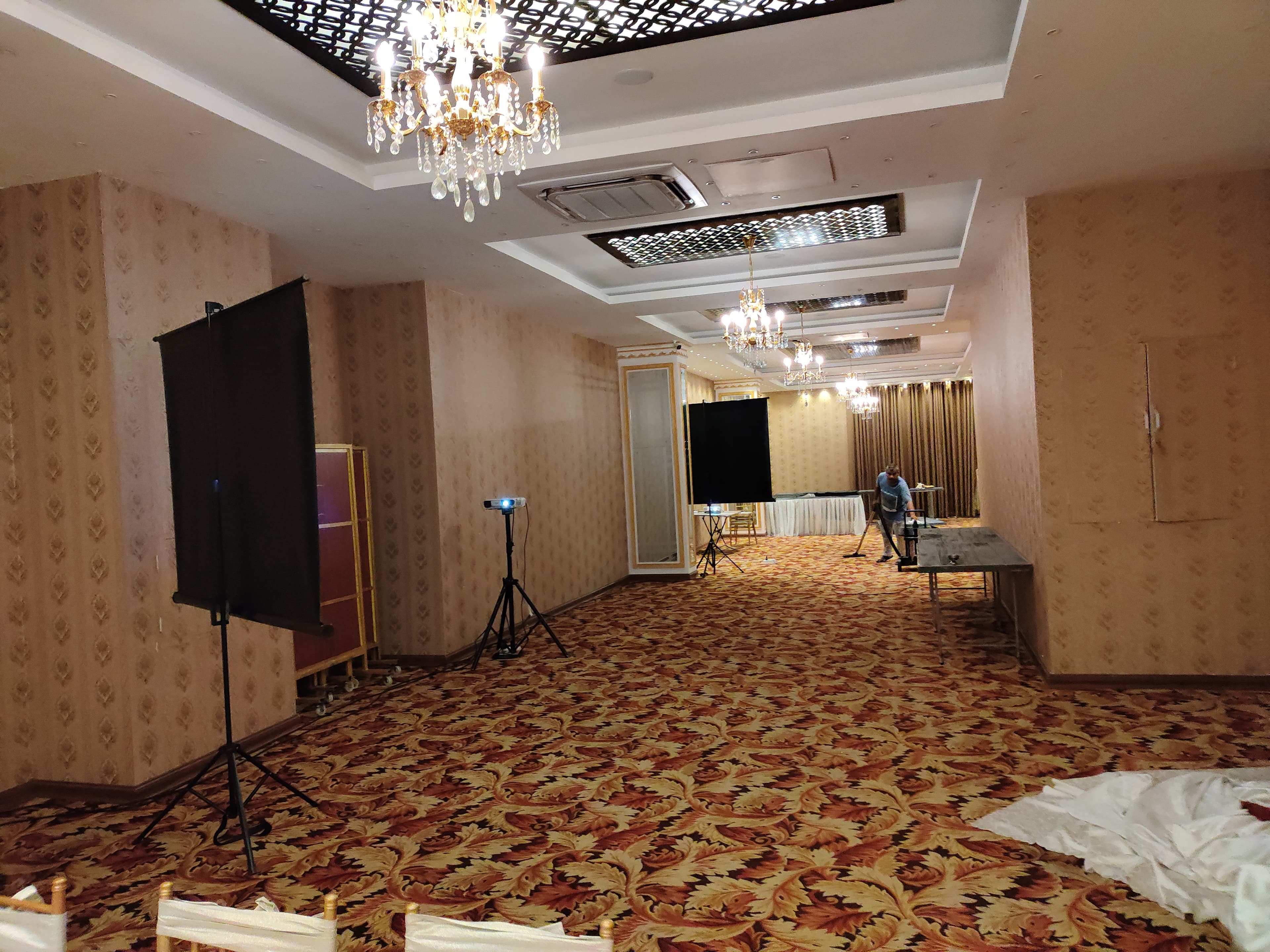 Tripod 6 x 6 Feet 1:1 Projector Screen in action 10
