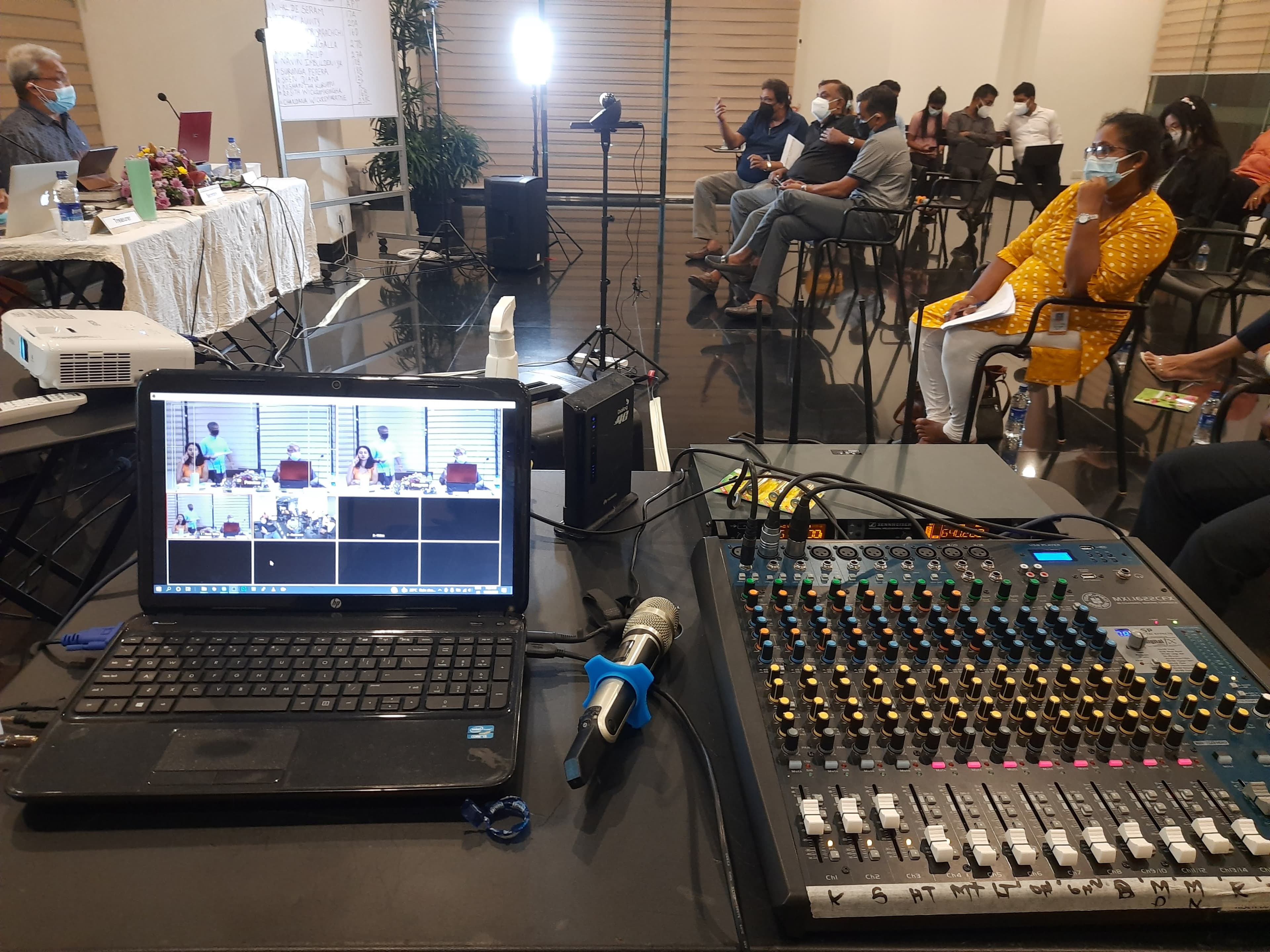 Topp Pro 16-Channel Analog Audio Mixer in action 2