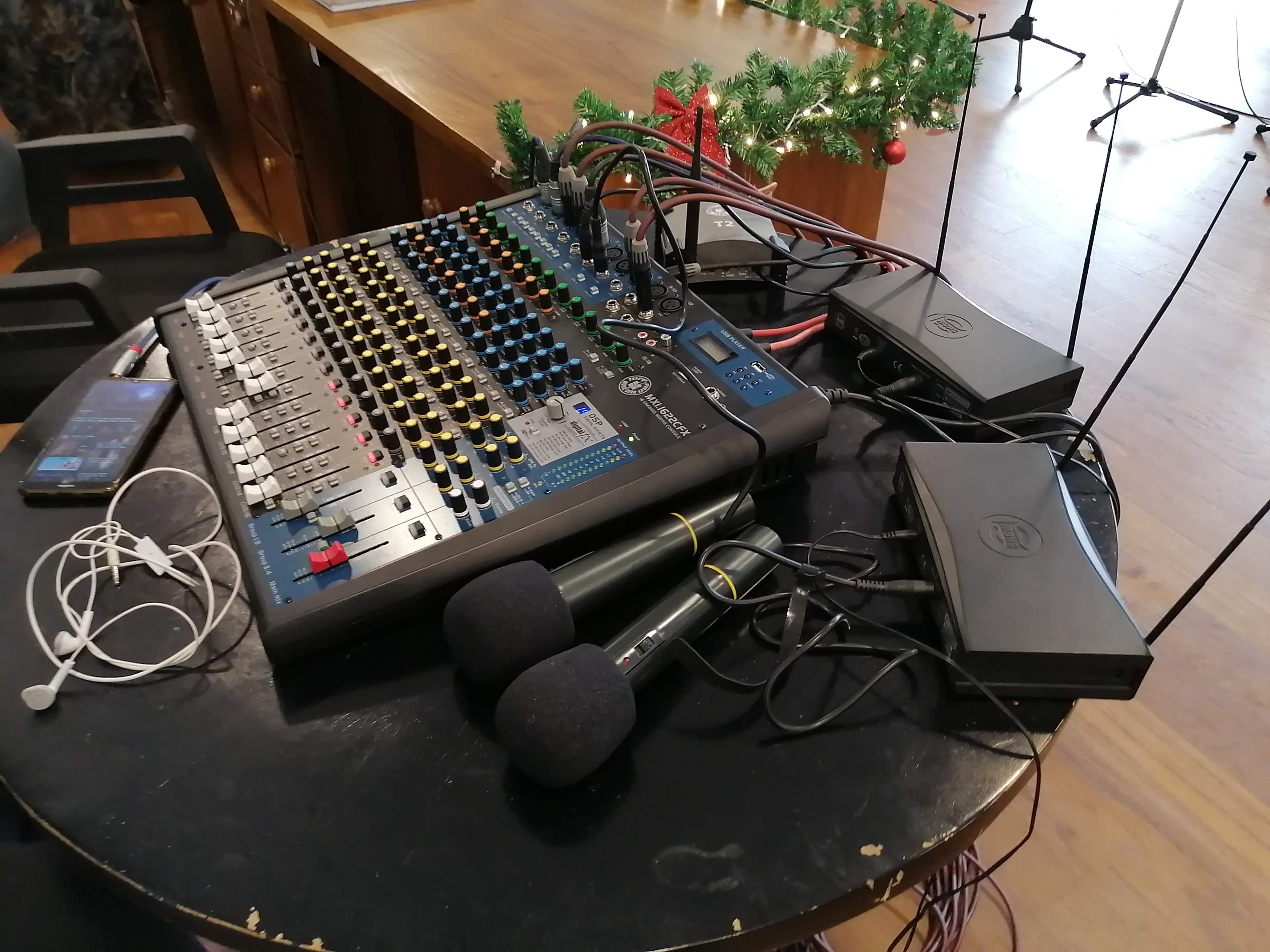 Topp Pro 16-Channel Analog Audio Mixer in action 3