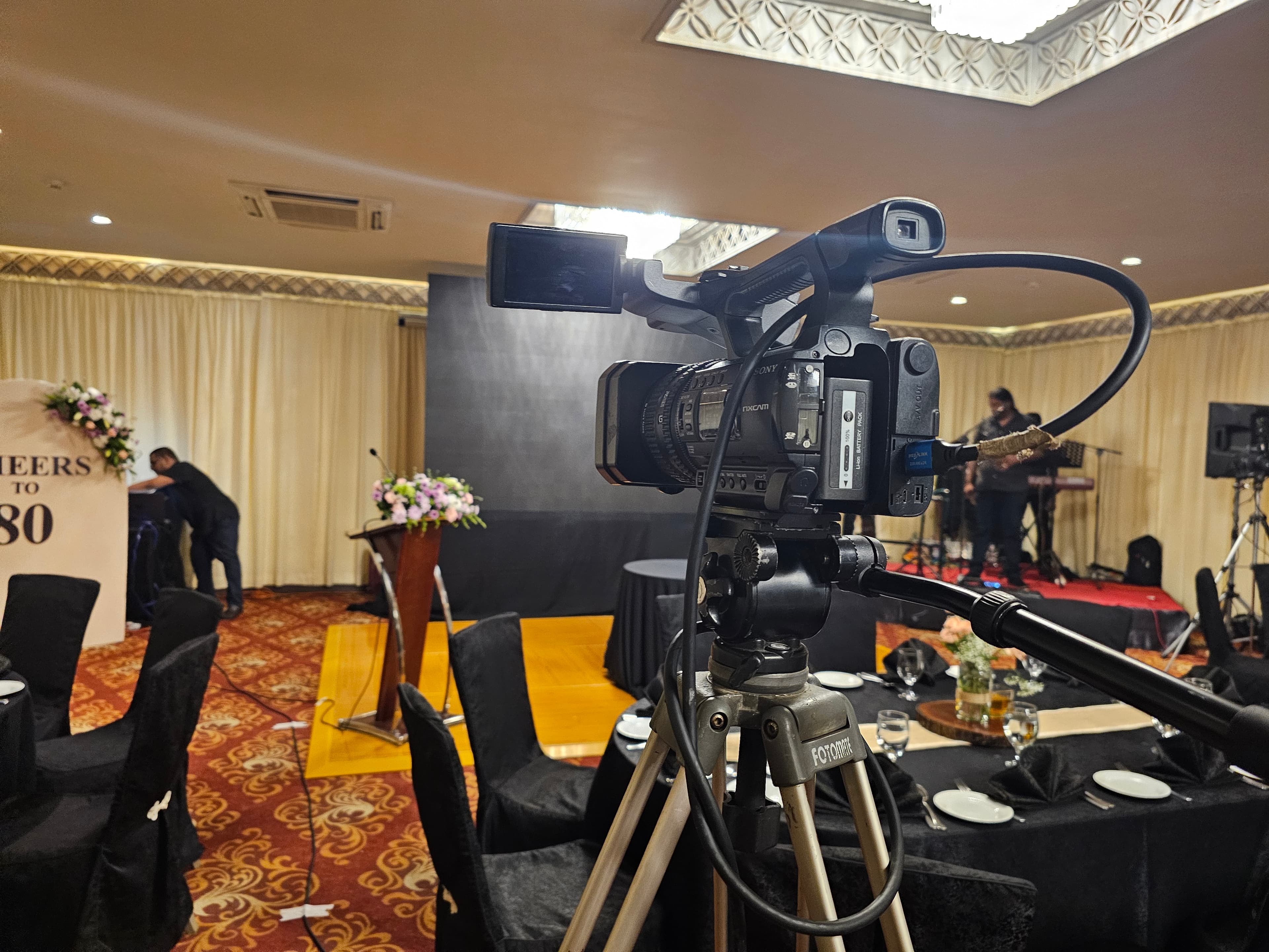 Sony HXR-NX100 Full HD Camcorder in action 2
