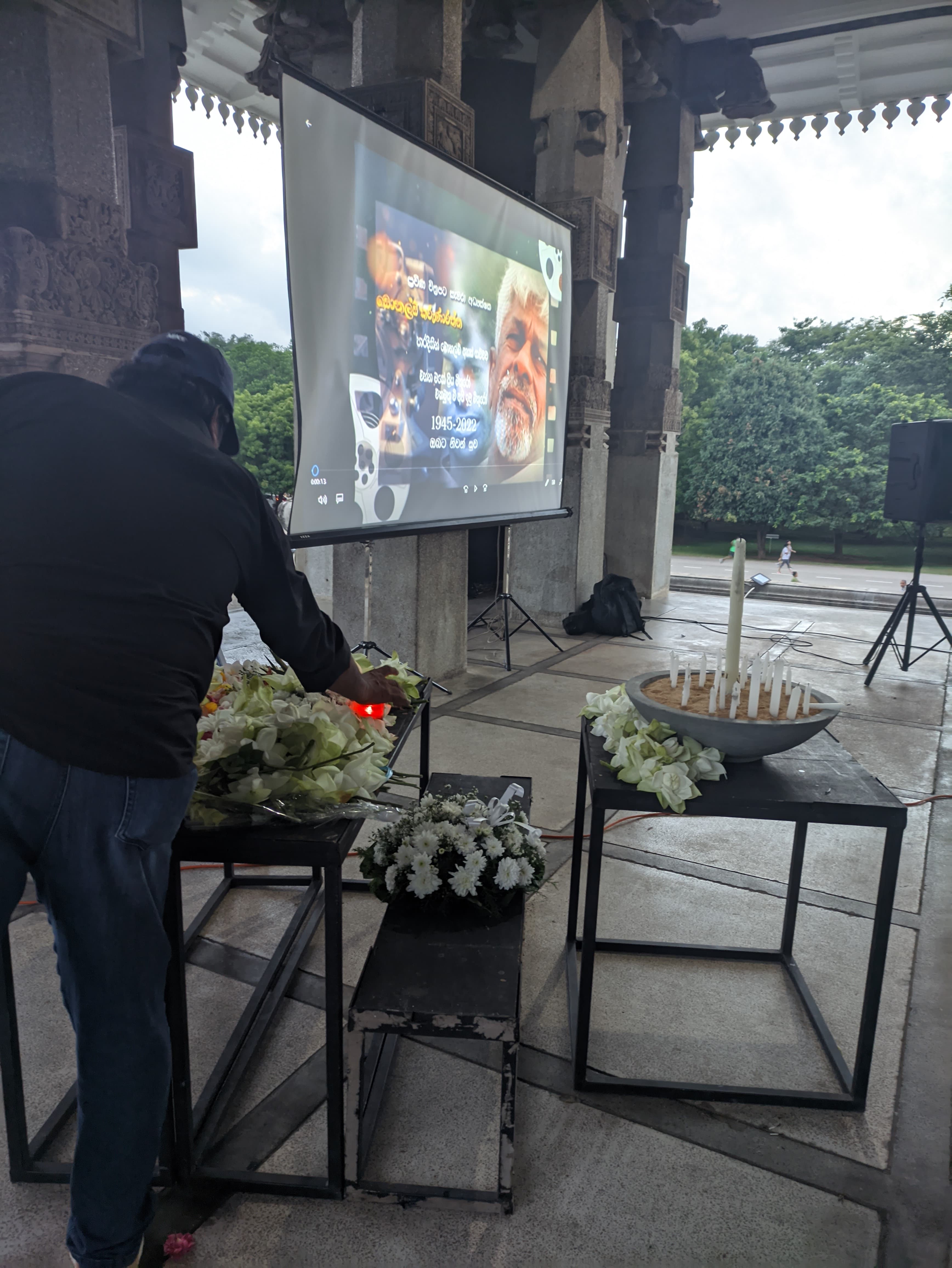 Tripod 10 x 8 Feet 4:3 Projector Screen in action 4