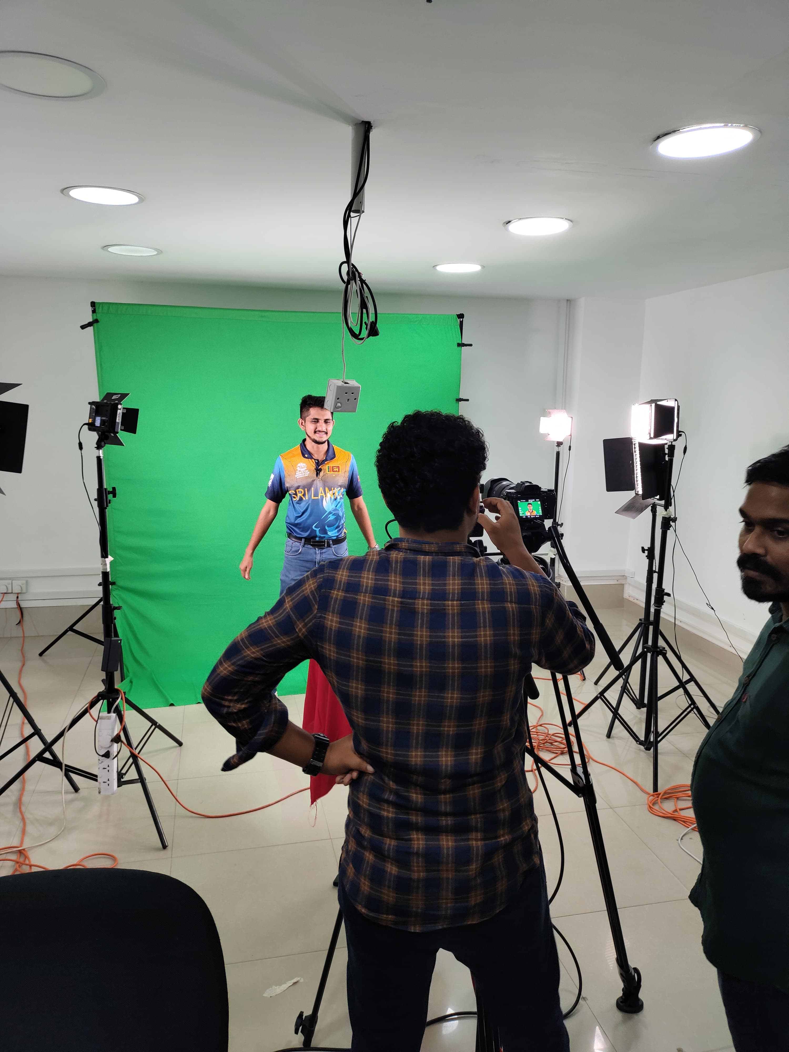 Green Screen Chroma Key Backdrop Cloth 10 x 8 Feet (approx 3 x 2.4 m) in action 3