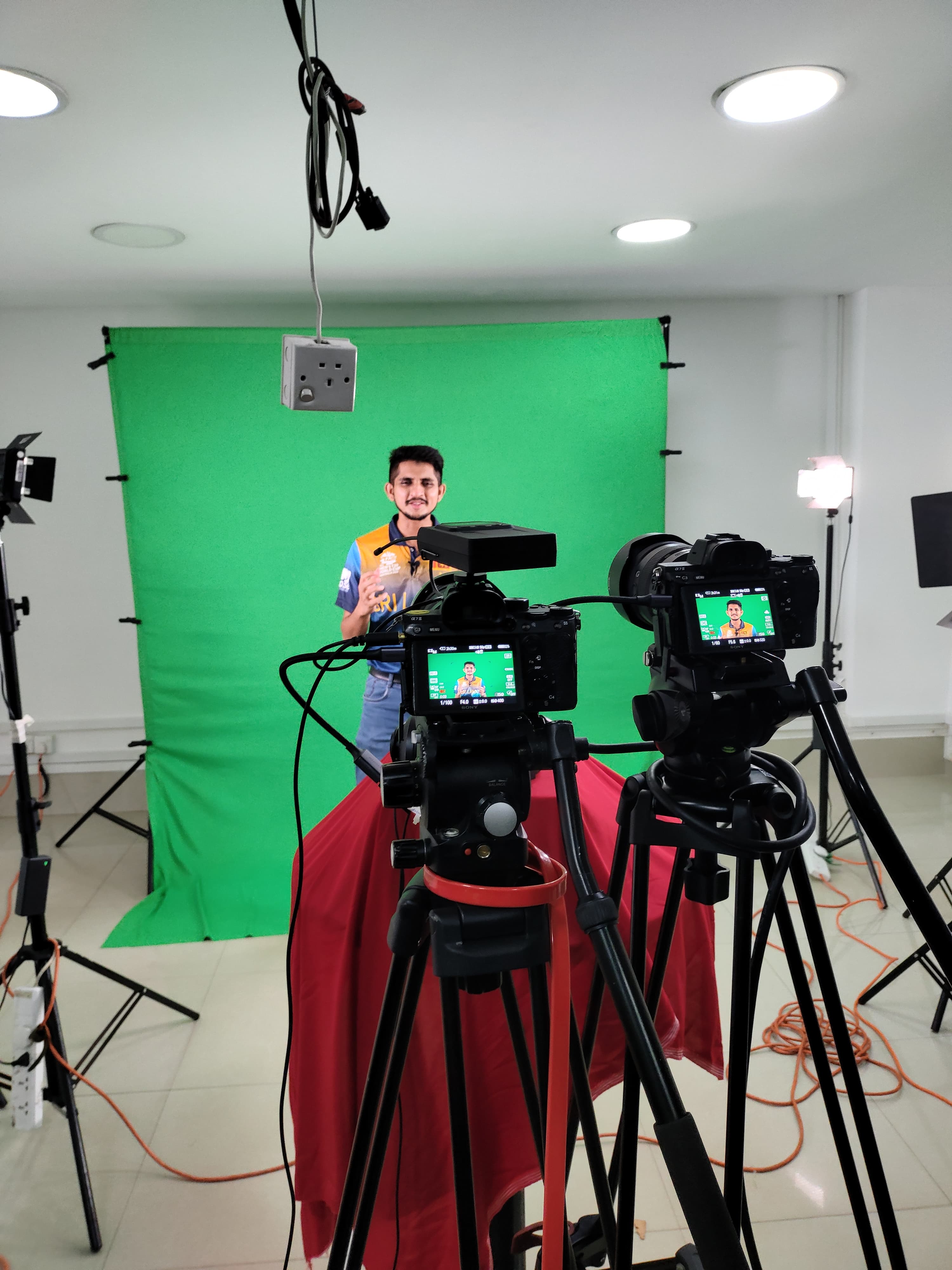 Green Screen Chroma Key Backdrop Cloth 10 x 8 Feet (approx 3 x 2.4 m) in action 4