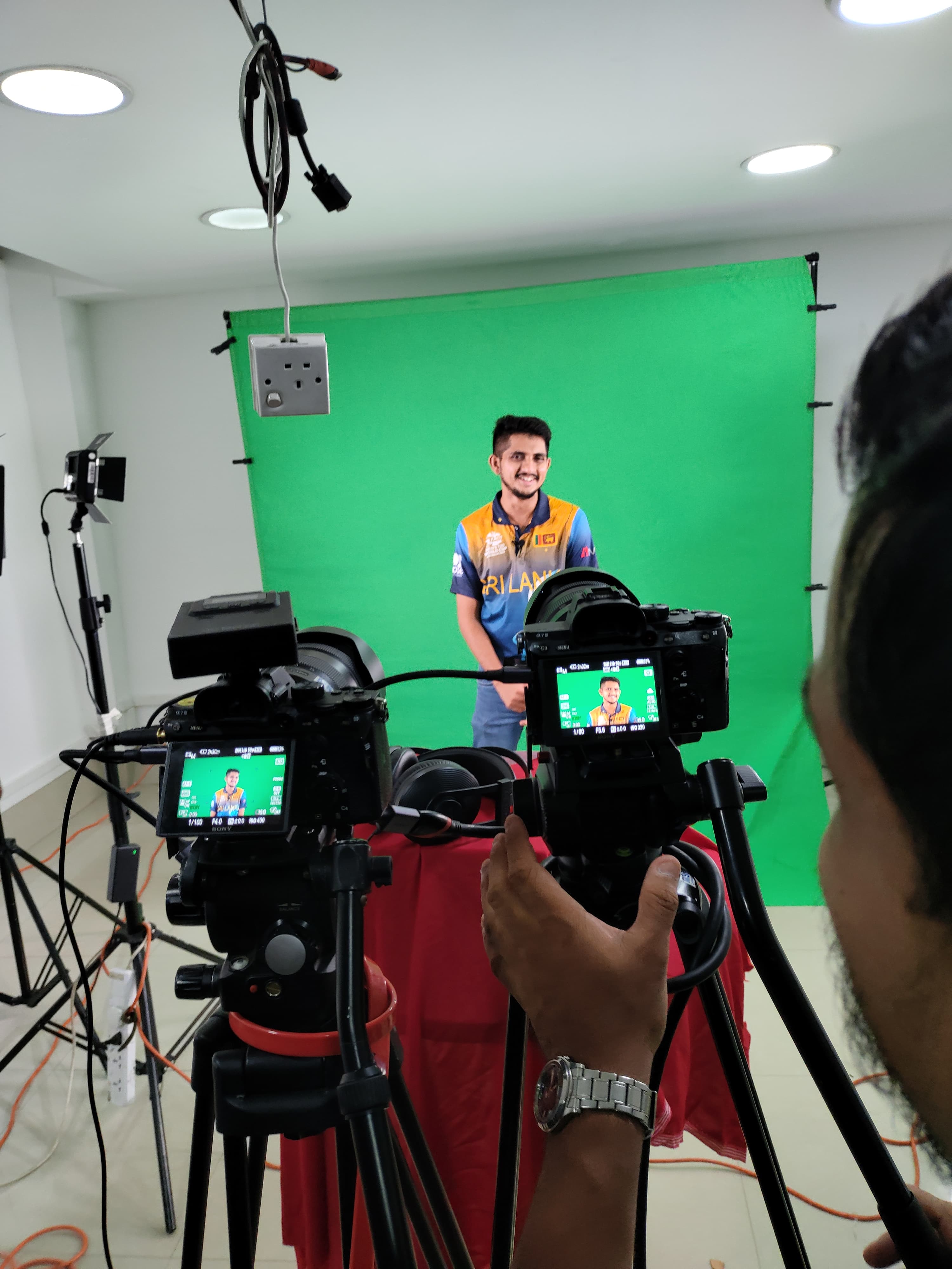 Green Screen Chroma Key Backdrop Cloth 10 x 8 Feet (approx 3 x 2.4 m) in action 2