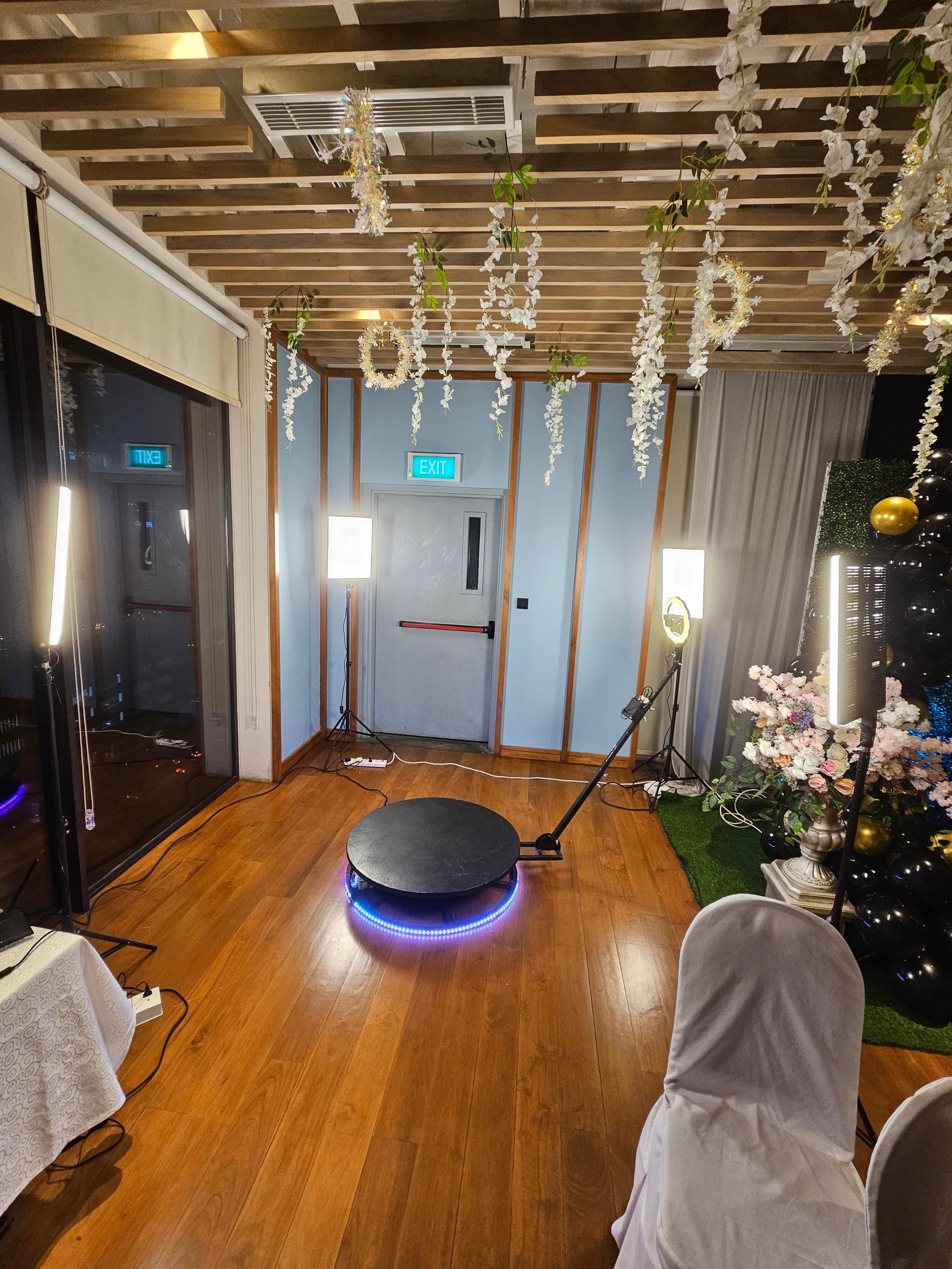 Evegogo 90cm 360 Photo Booth Automatic Spin 360 Video Booth Spinner Platform 90cm / 35.4-inch diameter in action 1