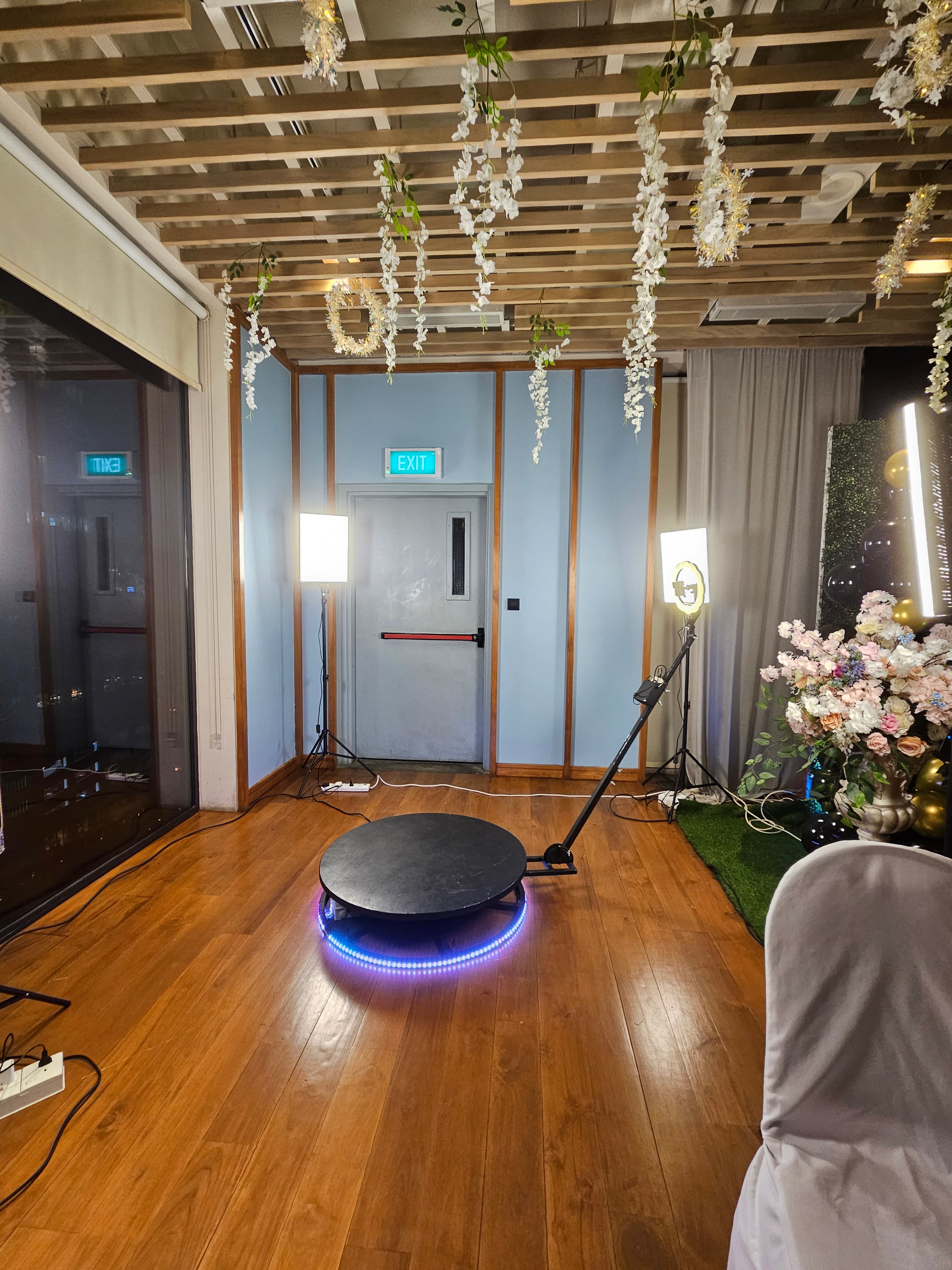 Evegogo 90cm 360 Photo Booth Automatic Spin 360 Video Booth Spinner Platform 90cm / 35.4-inch diameter in action 2