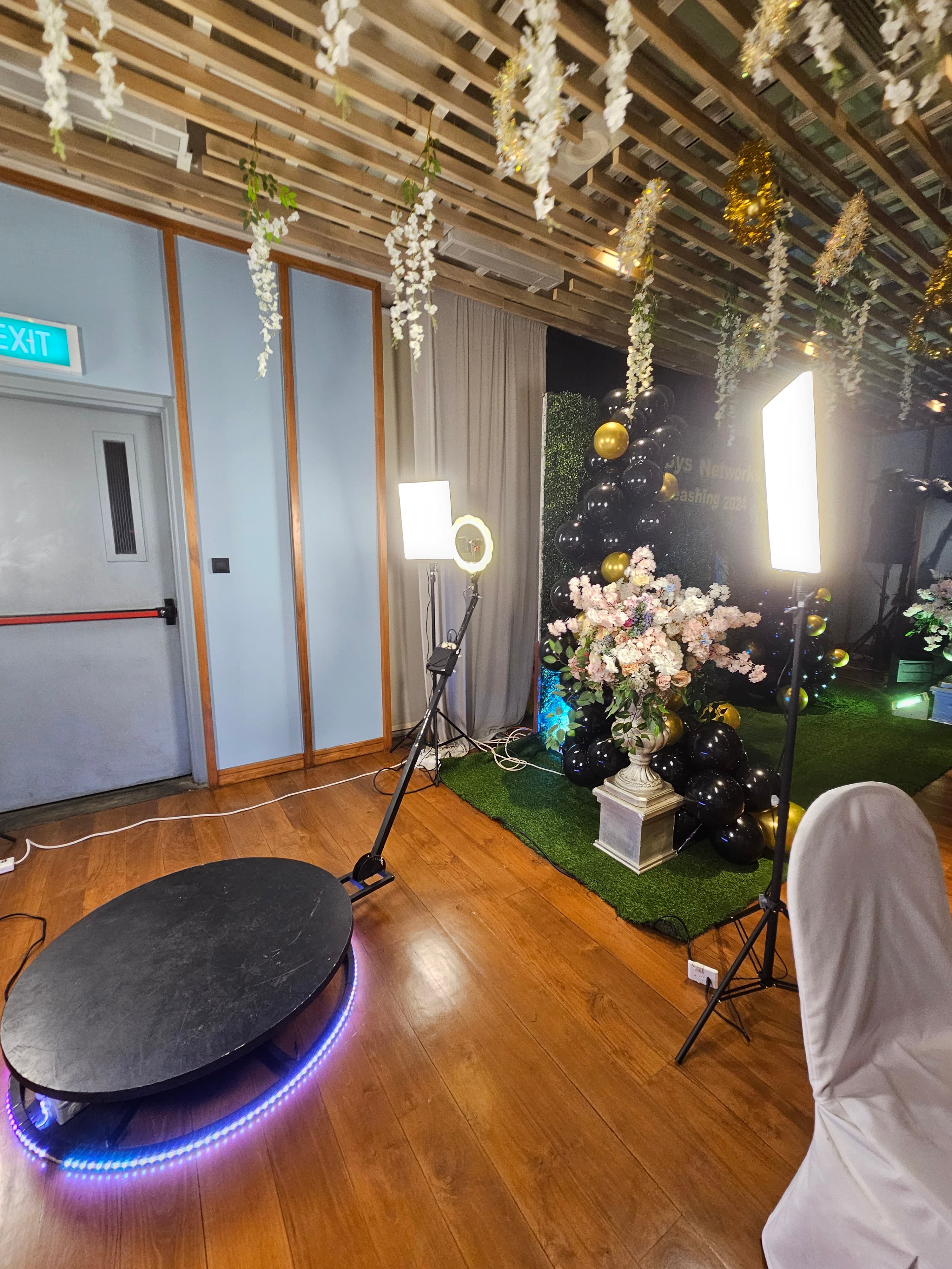 Evegogo 90cm 360 Photo Booth Automatic Spin 360 Video Booth Spinner Platform 90cm / 35.4-inch diameter in action 3