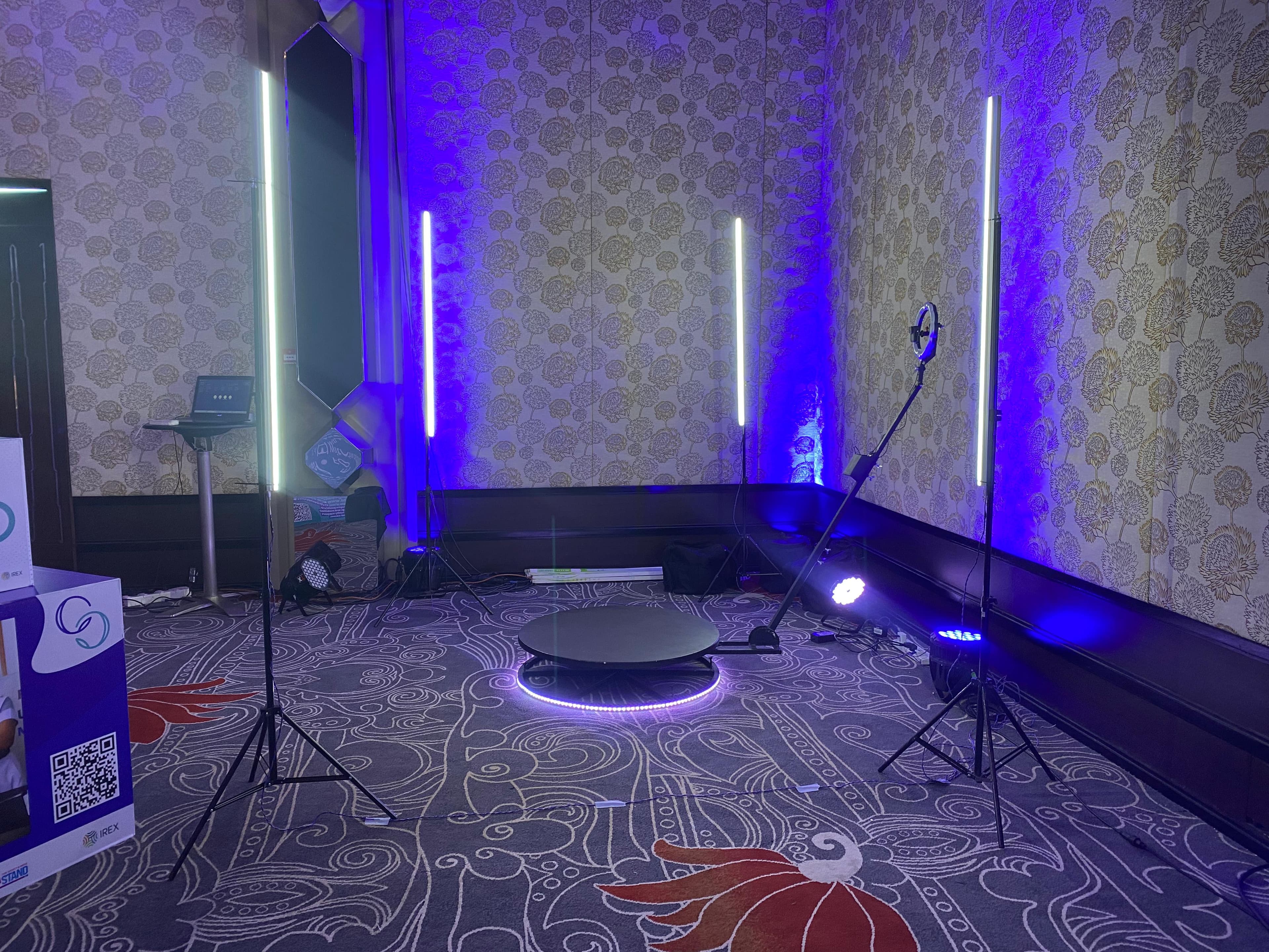 Evegogo 90cm 360 Photo Booth Automatic Spin 360 Video Booth Spinner Platform 90cm / 35.4-inch diameter in action 4