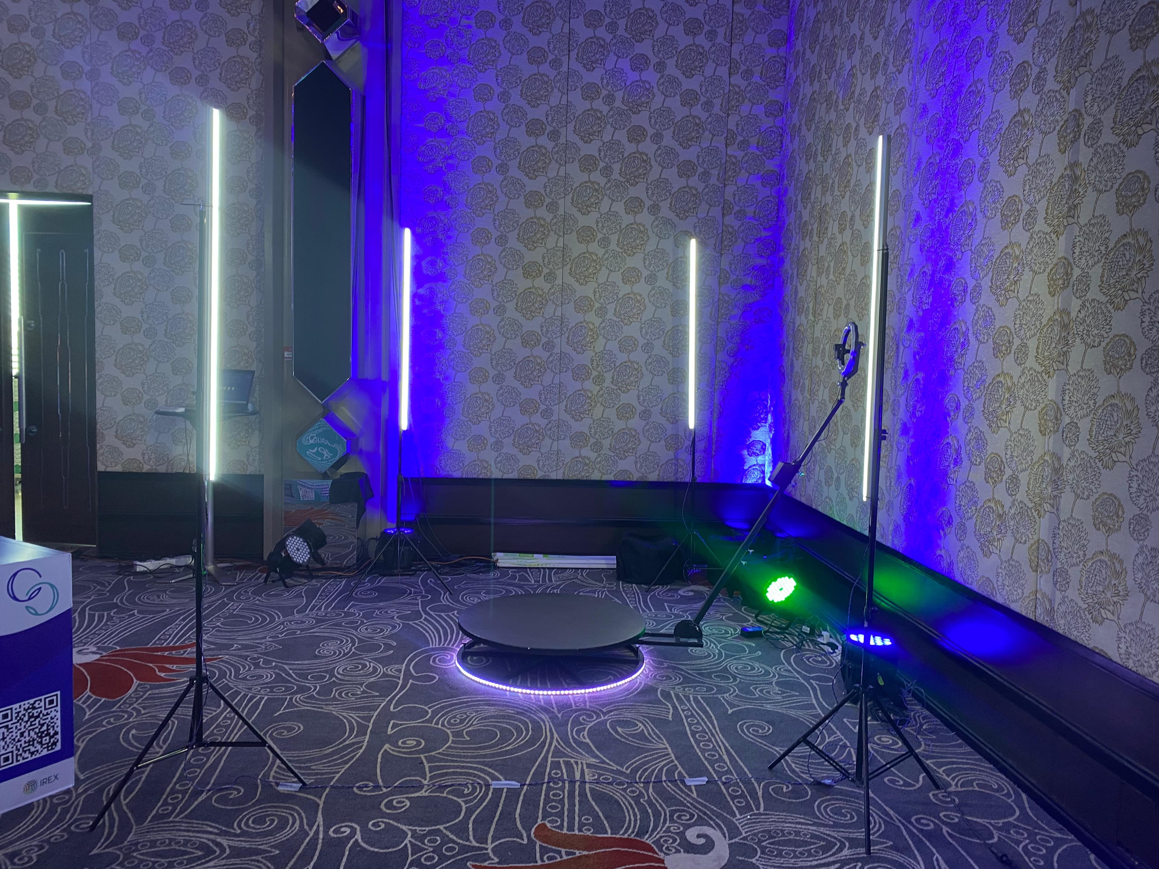 Evegogo 90cm 360 Photo Booth Automatic Spin 360 Video Booth Spinner Platform 90cm / 35.4-inch diameter in action 5