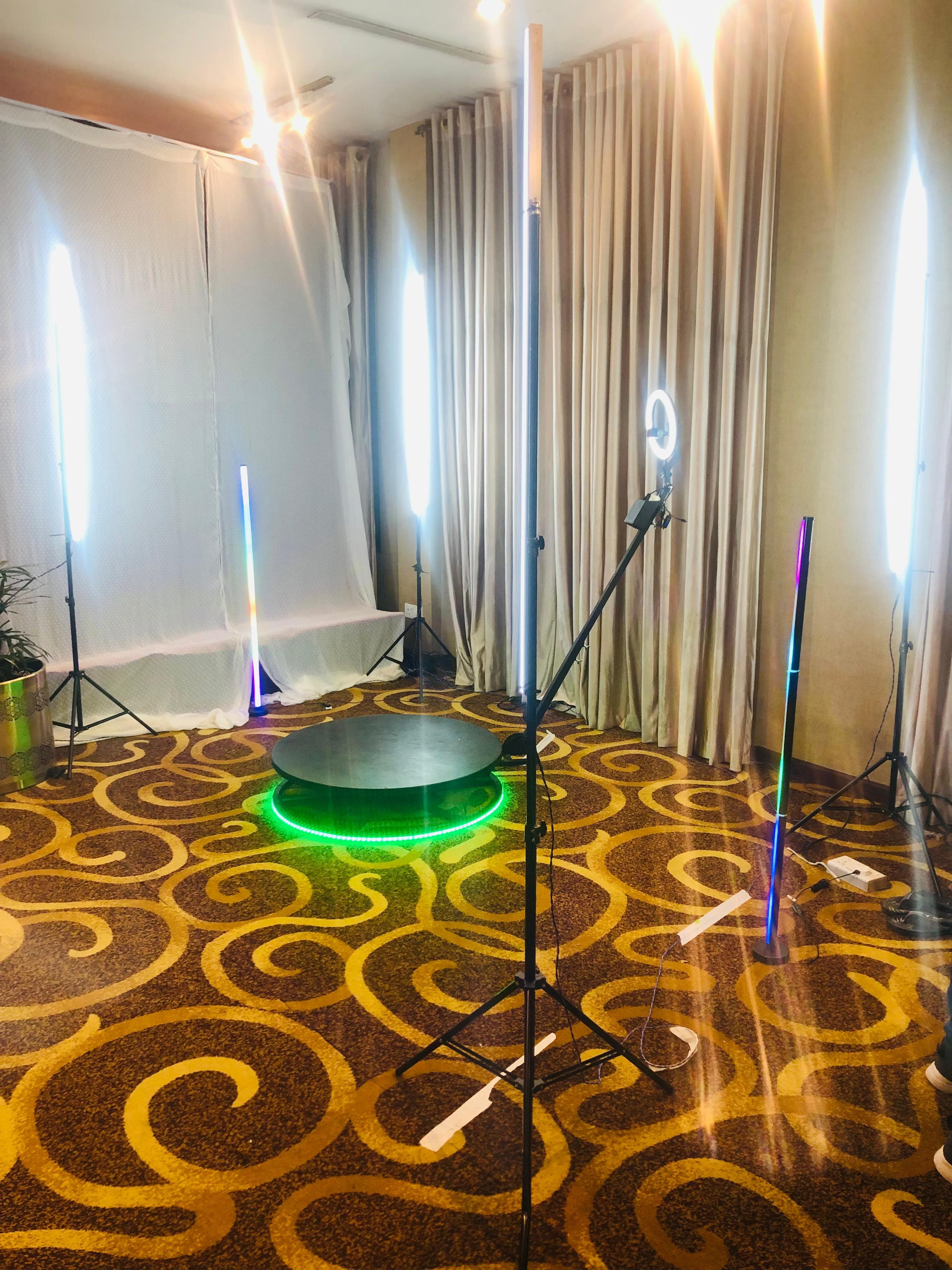 Evegogo 90cm 360 Photo Booth Automatic Spin 360 Video Booth Spinner Platform 90cm / 35.4-inch diameter in action 6