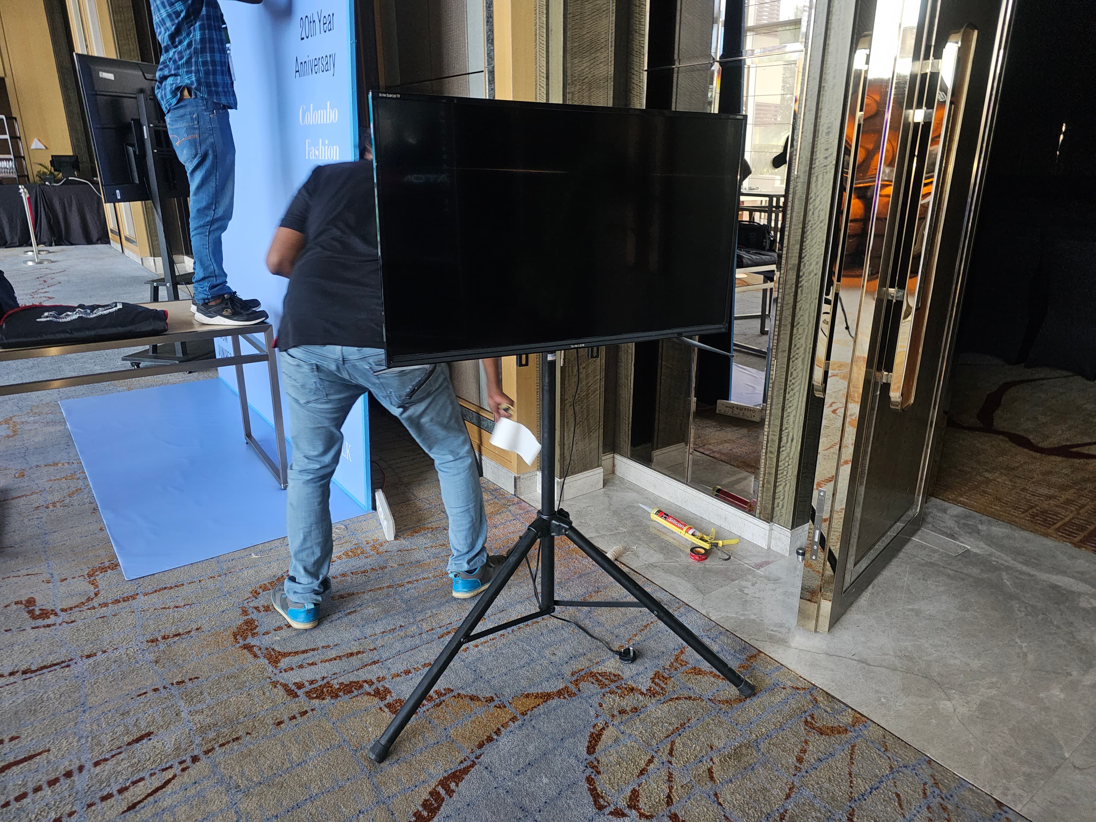 Singer 43-inch Full HD Android Smart TV in action 3