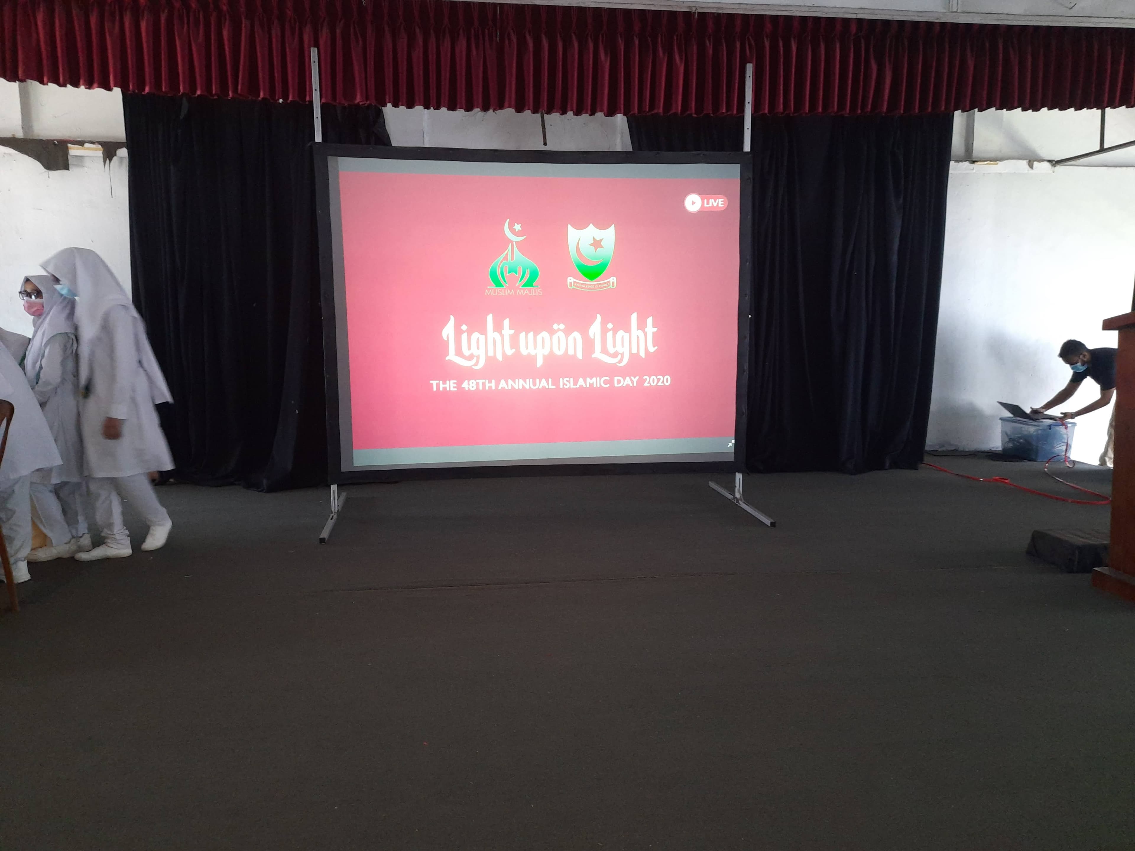 Fast Fold Projector Screen 8 x 6 Feet (Front & Rear) in action 1