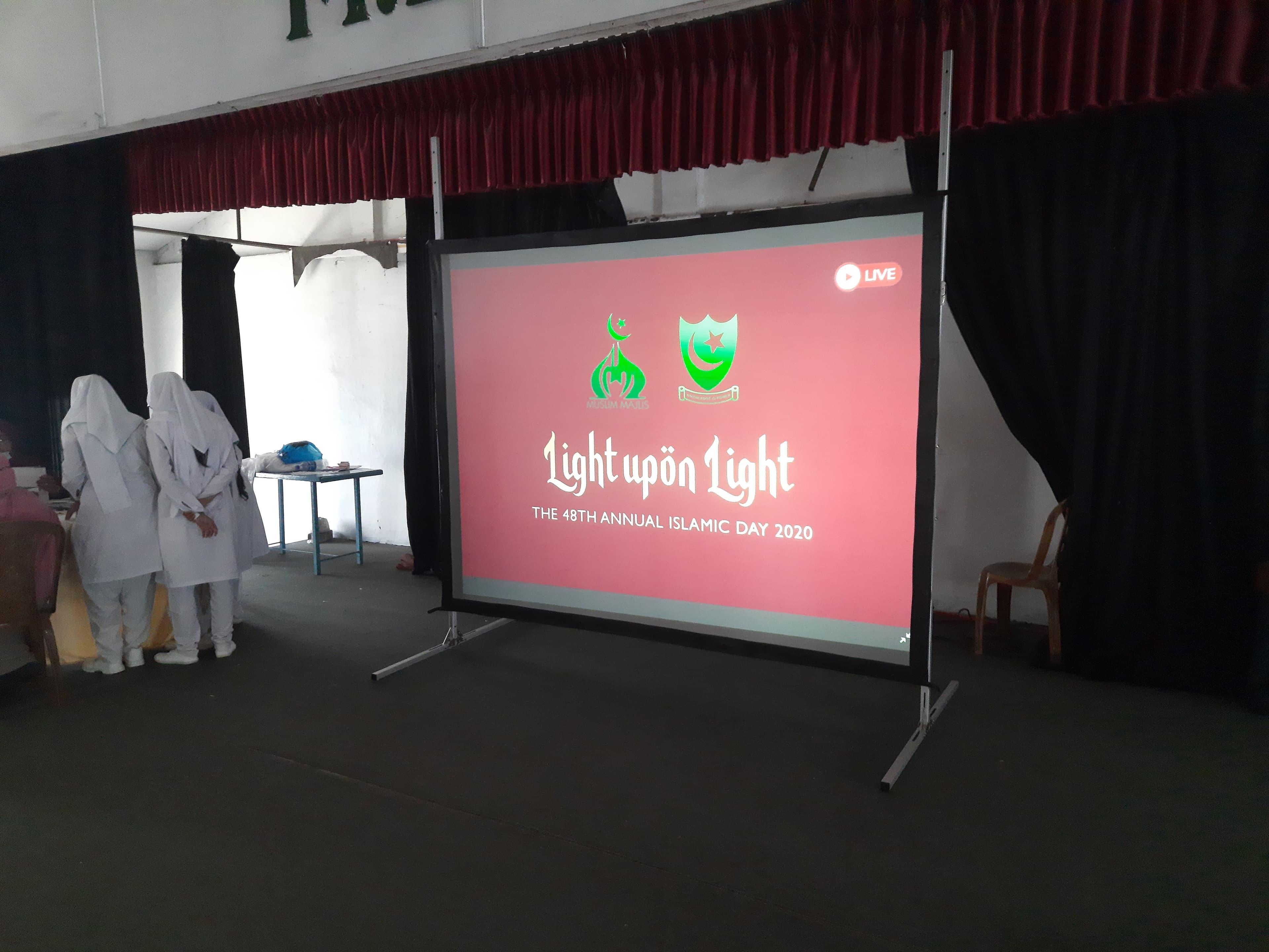 Fast Fold Projector Screen 8 x 6 Feet (Front & Rear) in action 2