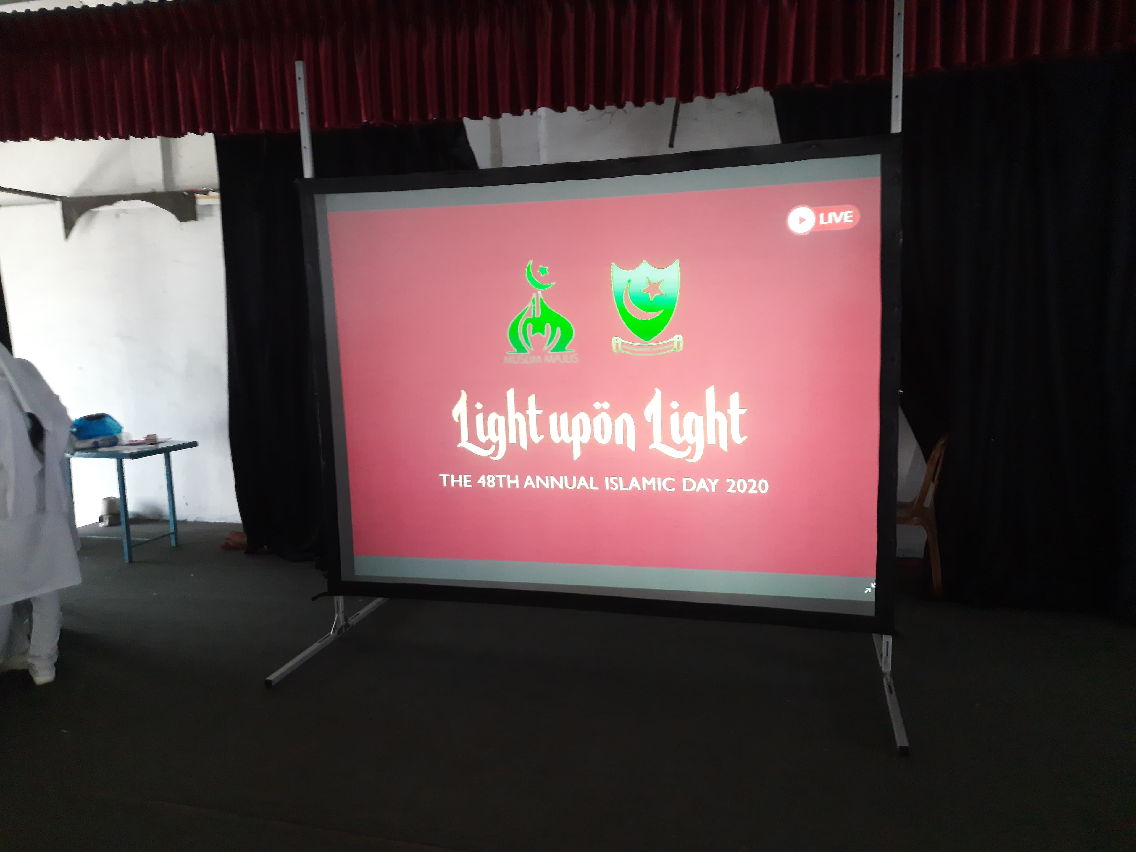 Fast Fold Projector Screen 8 x 6 Feet (Front & Rear) in action 3
